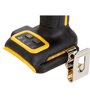 Nahaufnahme des DEWALT DCF921 Akku-Schlagschraubers - gelb base mit Bedientasten, Metall-Gürtelclip und robustem 18V-Design mit bürstenlosem Motor.