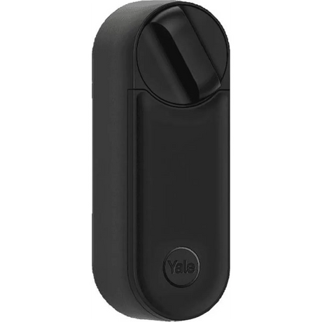 Das Yale Intelligente Alarme Linus smartlock L2 von Yale verfügt über ein schlankes, rechteckiges schwarzes Gehäuse mit einem runden Knopf und bietet schlüssellosen Zugang für moderne Wohnungen.