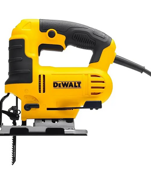 Die gelbe DeWalt DWE349-QS Pendelstichsäge von DEWALT verfügt über ein gut sichtbares Sägeblatt und ein gut sichtbares Netzkabel und eignet sich daher ideal für präzise Sägearbeiten. Diese elektrische Stichsäge bietet zuverlässige Leistung und Langlebigkeit für jede Werkstatt.