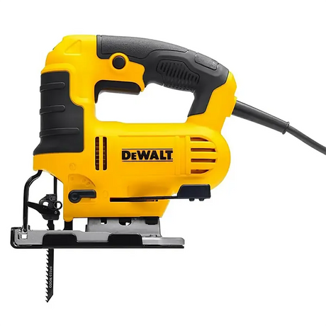 Die gelbe DeWalt DWE349-QS Pendelstichsäge von DEWALT verfügt über ein gut sichtbares Sägeblatt und ein gut sichtbares Netzkabel und eignet sich daher ideal für präzise Sägearbeiten. Diese elektrische Stichsäge bietet zuverlässige Leistung und Langlebigkeit für jede Werkstatt.