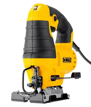 Die DEWALT DWE349-QS Pendelhubstichsäge – gelb, ein gelb-schwarzes Elektrowerkzeug mit Netzanschluss, wird vor einem weißen Hintergrund gezeigt.