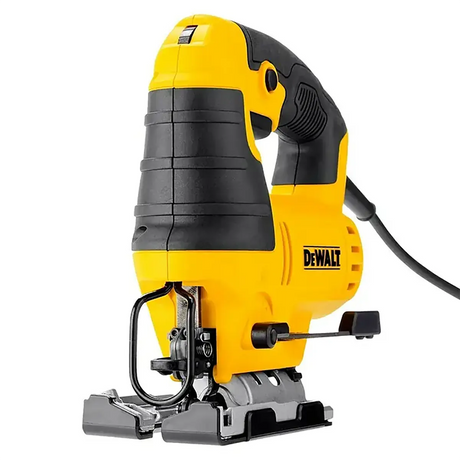 Die DEWALT DWE349-QS Pendelhubstichsäge – gelb, ein gelb-schwarzes Elektrowerkzeug mit Netzanschluss, wird vor einem weißen Hintergrund gezeigt.