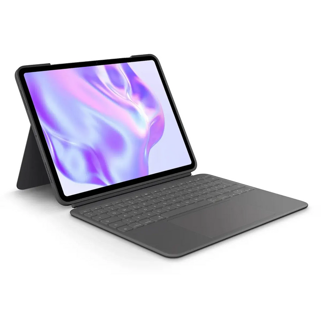 Eine schwarze Logitech Combo Touch iPad Pro 11″ (M4) Schutzhülle ist an einer Tastaturhülle mit Ständer befestigt und steht auf einer weißen Unterlage.