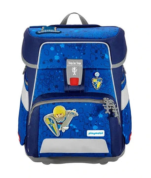 Step by Step Space - Limited Edition "Playmobil Novelmore Arwynn" (5-teiliges Set) blauer Kinderrucksack mit Cartoon-Ritter- und Schild-Grafik, Magic Mags Zubehör, abgebildet auf weißem Hintergrund.