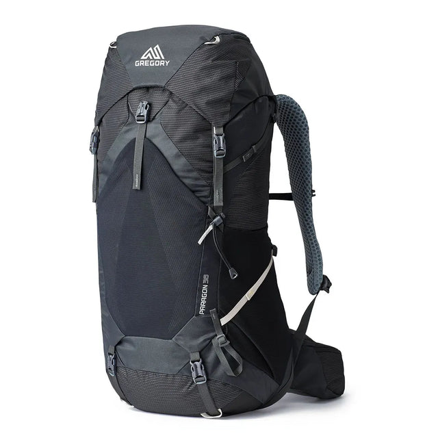 Der Gregory Paragon 38 S/M Trekkingrucksack in Basaltschwarz verfügt über mehrere Gurte und das Gregory-Logo auf der Oberseite - ideal für jedes Outdoor-Abenteuer.