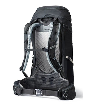 Der Gregory Paragon 38 S/M Trekkingrucksack in Basaltschwarz von Gregory zeigt sich von der Rückseite mit gepolsterten Schultergurten und einem belüfteten Rückenpanel - perfekt für das nächste Outdoor-Abenteuer.