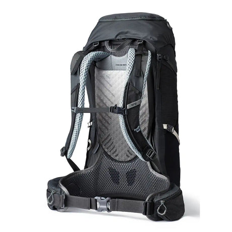 Der Gregory Paragon 38 S/M Trekkingrucksack in Basaltschwarz von Gregory zeigt sich von der Rückseite mit gepolsterten Schultergurten und einem belüfteten Rückenpanel - perfekt für das nächste Outdoor-Abenteuer.