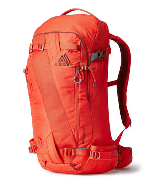 Der Gregory Targhee 32 S Trekkingrucksack in Rot verfügt über mehrere Reißverschlüsse, Riemen und ein sichtbares Frontlogo.