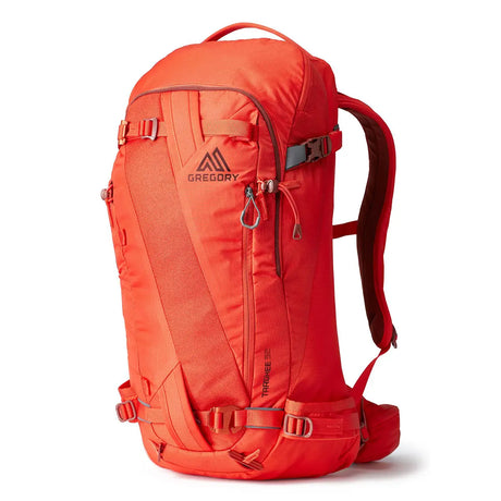 Der Gregory Targhee 32 S Trekkingrucksack in Rot verfügt über mehrere Reißverschlüsse, Riemen und ein sichtbares Frontlogo.