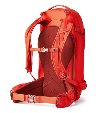 Der Gregory Targhee 32 S Trekkingrucksack in rot von Gregory ist von hinten abgebildet und verfügt über gepolsterte Schultergurte, ein stützendes Rückenteil und einen Hüftgurt für mehr Komfort.