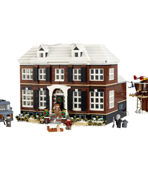 Das LEGO Ideas Home Alone, Haus der McCallisters von LEGO bietet ein detailreiches Modell mit braunem Haus, weißem Dach, Minifiguren, Baumhaus und Van - inspiriert vom Film "Kevin Allein zu Haus". Perfekt für erwachsene Fans!.