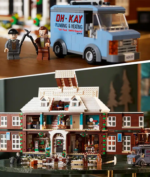 Das LEGO Ideas Home Alone, Haus der McCallisters Set von LEGO für Erwachsene enthält Minifiguren, einen blauen Van und detailreiche Innenräume.