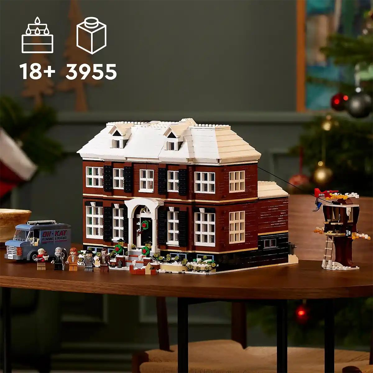 Das LEGO Ideas Home Alone, Haus der McCallisters von LEGO zeigt detailreich das kultige Filmhaus mit Minifiguren und Van, ideal für Erwachsene und liebevoll auf einem Holztisch präsentiert.