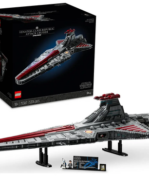 LEGO Star Wars - Republikanischer Angriffskreuzer der Venator-Klasse (75367) von LEGO mit Verpackung und Minifiguren auf Ständern ausgestellt.