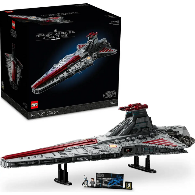 LEGO Star Wars - Republikanischer Angriffskreuzer der Venator-Klasse (75367) von LEGO mit Verpackung und Minifiguren auf Ständern ausgestellt.