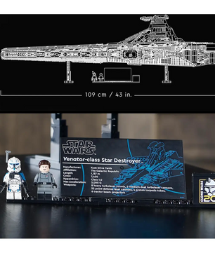 Nahaufnahme der LEGO Star Wars Republikanischer Angriffskreuzer der Venator-Klasse (75367) Ultimate Collector Series Display-Plakette mit zwei LEGO Minifiguren.