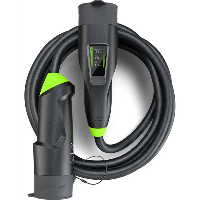 Das GreenCell Habu 11kW EV-Ladegerät - schwarz von GreenCell verfügt über ein Spiralkabel mit grünen Akzenten, zwei Steckern und einem Typ-2-Anschluss für effizientes 11 kW Laden.