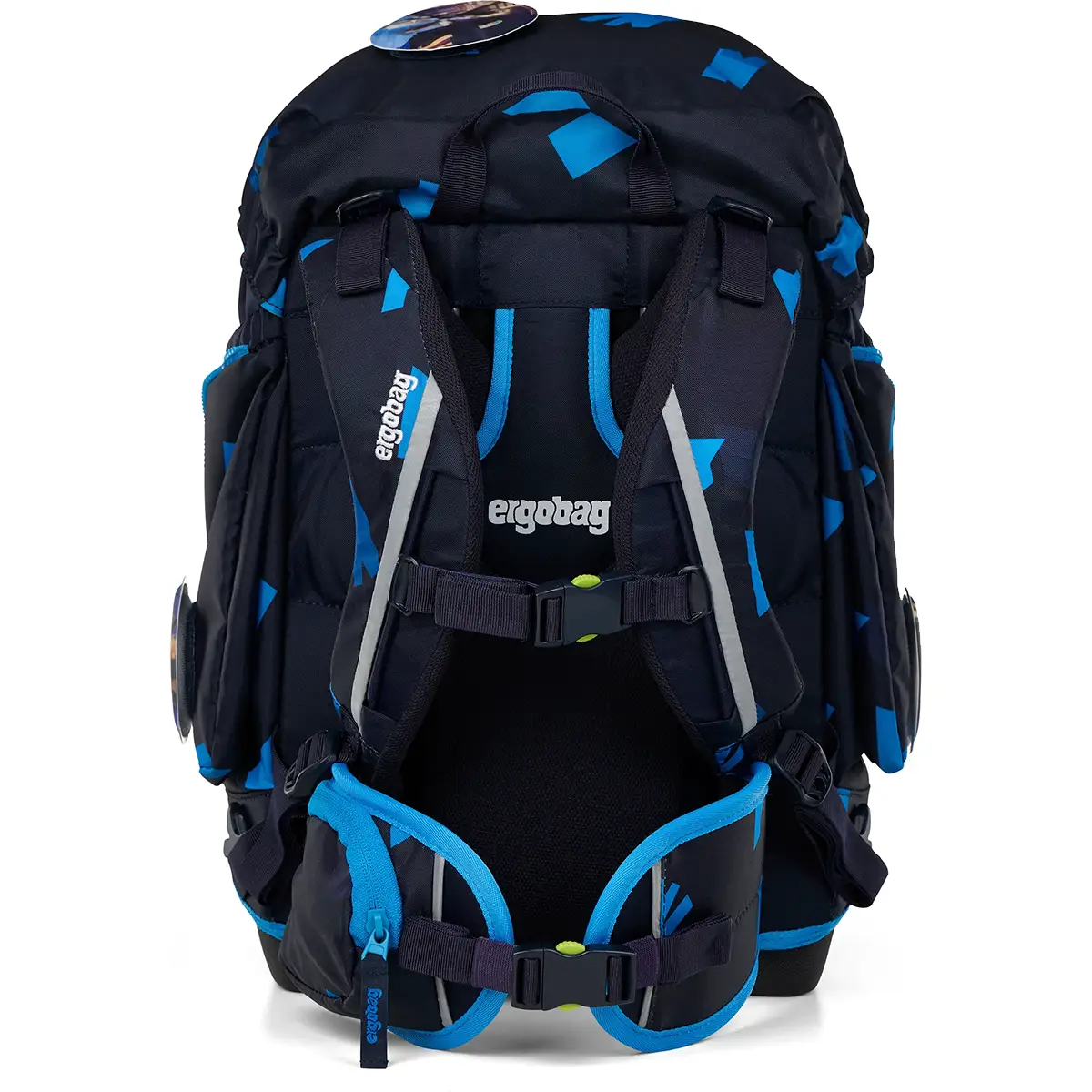 Das ergobag PACK Schulranzen-Set "VerfolgBärjagd", 6-teilig von ergobag ist ein dunkelblauer Schulrucksack mit blauen geometrischen Mustern, gepolsterten Trägern und einem ergobag-Logo - ideal für die Schule als Teil eines kompletten Sets.