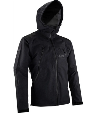 Die Leatt HydraDri 5.0 MTB Jacke in Größe M, schwarz, verfügt über eine Kapuze, Reißverschlusstaschen, LEATT Branding auf der Brust und verwendet HydraDri Membran für wasserdichten Schutz; abgebildet auf weißem Hintergrund.