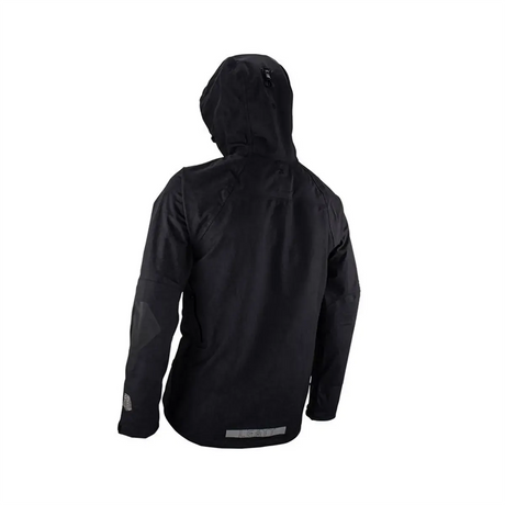 Die Leatt HydraDri 5.0 MTB Jacke in Größe M und Schwarz ist eine wasserdichte Fahrradjacke mit Kapuze, langen Ärmeln und leicht taillierter Passform - ideal, um bei Regenfahrten trocken zu bleiben.