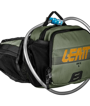 Der Leatt Hydration Core 1.5 Trinkgürtel in Grün verfügt über AirLine-Rückenbelüftung, einen Schlauch und ein orangefarbenes Frontlogo - ideal als Trinkblase-Hüfttasche für Ihre Outdoor-Abenteuer.