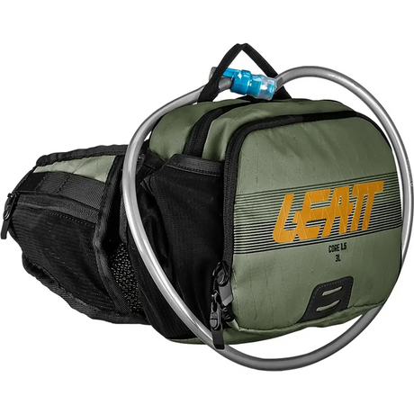 Der Leatt Hydration Core 1.5 Trinkgürtel in Grün verfügt über AirLine-Rückenbelüftung, einen Schlauch und ein orangefarbenes Frontlogo - ideal als Trinkblase-Hüfttasche für Ihre Outdoor-Abenteuer.