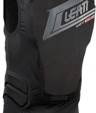 Die Leatt 3DF Protektorenweste in Größe L/XL - schwarz ist eine schwarze Sportschutzweste mit atmungsaktivem Mesh, einem großen Leatt-Logo auf dem Rücken und einem EN 1621-2 Level 2 zertifizierten Rückenprotektor für MTB-Sicherheit.