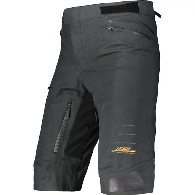 Die Leatt DBX 5.0 MTB Radhose in Größe S, schwarz, mit Reißverschlüssen und Taschen für zusätzlichen Komfort und Wetterschutz, präsentiert sich auf weißem Grund.