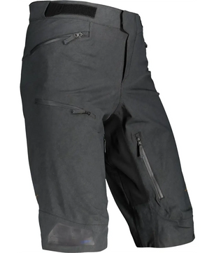 Die Leatt DBX 5.0 MTB Radhose in Größe S (schwarz) von Leatt verfügt über mehrere Reißverschlusstaschen und einen Klettbund für zuverlässigen Wetterschutz, hier auf weißem Grund.