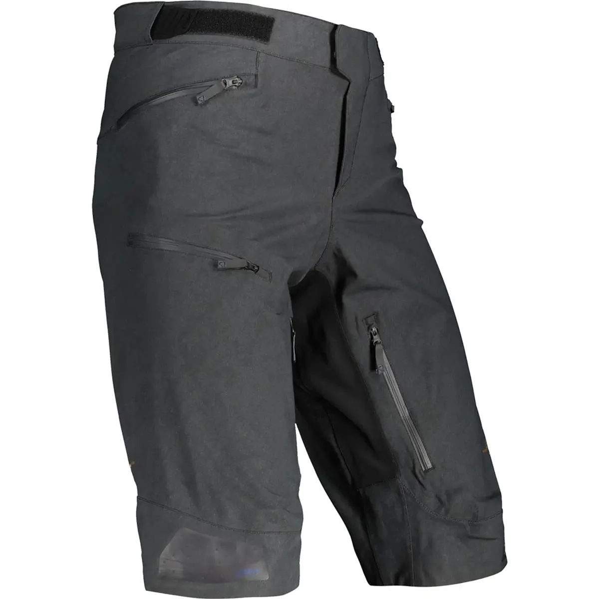 Die Leatt DBX 5.0 MTB Radhose in Größe S (schwarz) von Leatt verfügt über mehrere Reißverschlusstaschen und einen Klettbund für zuverlässigen Wetterschutz, hier auf weißem Grund.