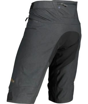 Leatt DBX 5.0 MTB Radhose in Größe S, schwarz, mit dunklem Design, Reißverschlusstaschen und verstärktem Sitzbereich - ideal für Enduro-Touren, hier von hinten gezeigt.