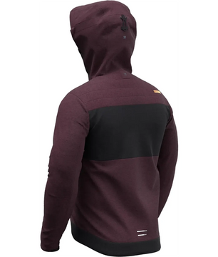 Rückenansicht einer Leatt MTB Trail 3.0 Jacke in Größe M, Violett, mit schwarzem Querstreifen und Kapuze, getragen von einer Person.
