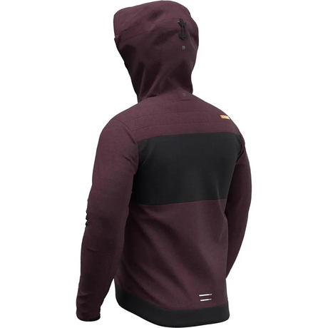 Rückenansicht einer Leatt MTB Trail 3.0 Jacke in Größe M, Violett, mit schwarzem Querstreifen und Kapuze, getragen von einer Person.