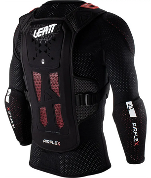 Eine Person, die ein schwarzes Leatt Protektor AirFlex Protektorenshirt in Größe M trägt, wird von hinten betrachtet.