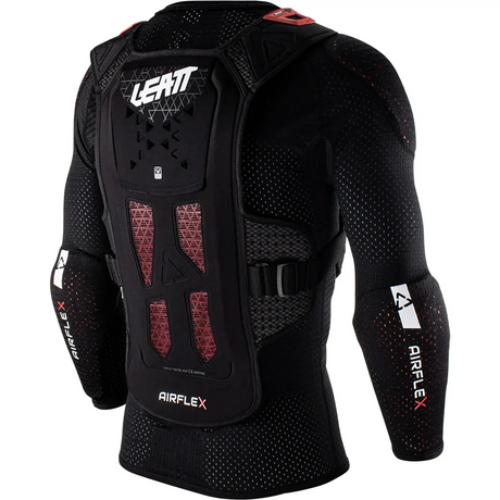 Eine Person, die ein schwarzes Leatt Protektor AirFlex Protektorenshirt in Größe M trägt, wird von hinten betrachtet.