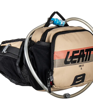 Der beigefarbene Leatt Hydration Core 1.5 Trinkgürtel verfügt über einen Schlauch, Seitentaschen und Fächer mit Reißverschluss - ideal zum Radfahren, Wandern und Trailriding.