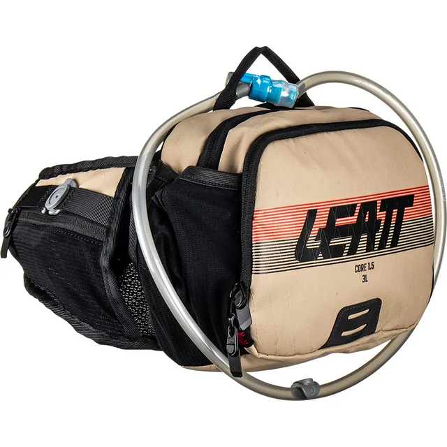 Der beigefarbene Leatt Hydration Core 1.5 Trinkgürtel verfügt über einen Schlauch, Seitentaschen und Fächer mit Reißverschluss - ideal zum Radfahren, Wandern und Trailriding.
