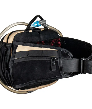 Der beigefarbene Leatt Hydration Core 1.5 Trinkgürtel verfügt über einen Trinkschlauch und Reißverschlusstaschen, ideal zum Radfahren, Wandern und Trailriding. Abgebildet auf einem weißen Hintergrund.