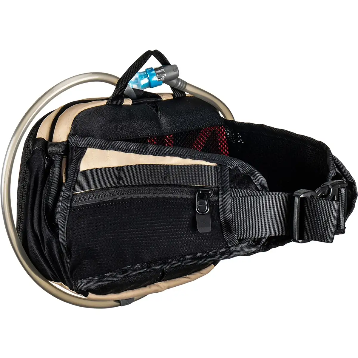 Der beigefarbene Leatt Hydration Core 1.5 Trinkgürtel verfügt über einen Trinkschlauch und Reißverschlusstaschen, ideal zum Radfahren, Wandern und Trailriding. Abgebildet auf einem weißen Hintergrund.