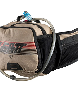 Der beigefarbene Leatt Hydration Core 1.5 Trinkgürtel verfügt über eine Trinkblase, einen Trinkschlauch und eine Fronttasche mit dem Leatt-Logo - perfekt zum Radfahren, Wandern und Trailriding.
