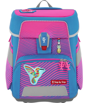 Das Step by Step SPACE Schulranzen-Set "Kolibri Kaja" (5-teilig) ist ein blau-rosa ergonomischer Schulranzen für Kinder, der auf der Vorderseite mit einem Kolibri und einer Ananas verziert ist.