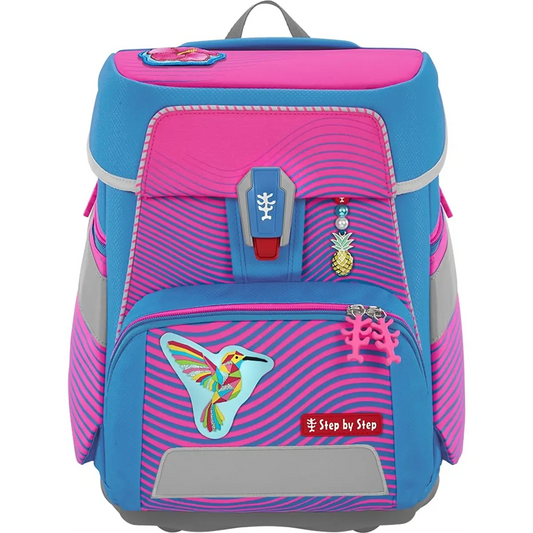 Das Step by Step SPACE Schulranzen-Set "Kolibri Kaja" (5-teilig) ist ein blau-rosa ergonomischer Schulranzen für Kinder, der auf der Vorderseite mit einem Kolibri und einer Ananas verziert ist.