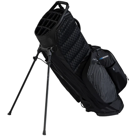 Sun Mountain 14-Way-Golf-Standbag – schwarz, mit ausgeklappten Standbeinen, mehreren Taschen mit wasserdichten Reißverschlüssen und Schlägerfächern, aus einem Winkel gezeigt.