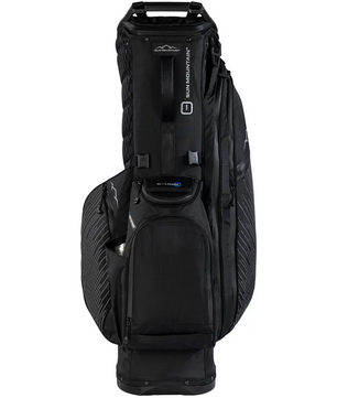 Das „Sun Mountain“ 14-Way-Golf-Standbag in Schwarz ist aufrecht stehend vor einem weißen Hintergrund abgebildet und verfügt über mehrere Reißverschlusstaschen mit wasserdichten Reißverschlüssen sowie gepolsterte Fächer.