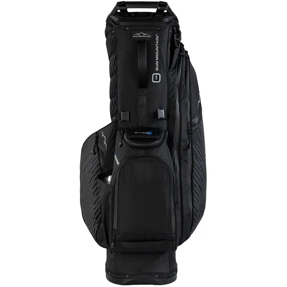 Das „Sun Mountain“ 14-Way-Golf-Standbag in Schwarz ist aufrecht stehend vor einem weißen Hintergrund abgebildet und verfügt über mehrere Reißverschlusstaschen mit wasserdichten Reißverschlüssen sowie gepolsterte Fächer.