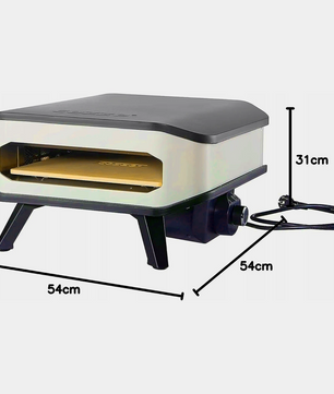 Der Cozze 13" Elektro Pizzaofen von Cozze ist ein rechteckiger, schwarz-weißer Pizzaofen mit Beinen in den Maßen 54x54x31cm, der mit einem Pizzastein und einem angebrachten Stromkabel für eine einfache Nutzung ausgestattet ist.