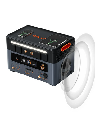 Die OSCAL PowerMax 2400Pro Powerstation in Grau von OSCAL bietet mehrere Ladeanschlüsse, ein kabelloses Ladepad, zuverlässige LiFePO4-Akkutechnologie für die Notstromversorgung sowie einen integrierten Lautsprecher.