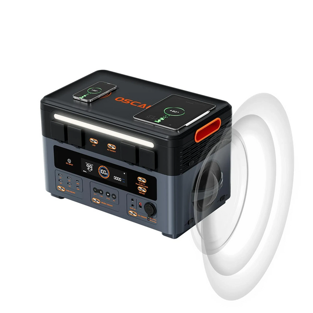 Die OSCAL PowerMax 2400Pro Powerstation in Grau von OSCAL bietet mehrere Ladeanschlüsse, ein kabelloses Ladepad, zuverlässige LiFePO4-Akkutechnologie für die Notstromversorgung sowie einen integrierten Lautsprecher.