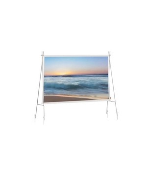 Der Projektor „XGIMI Vibe One Match Night Collection – weiß“ von XGIMI lässt sich nahtlos mit einer tragbaren 70-Zoll-Projektionsleinwand auf einem Ständer kombinieren und zeigt lebendige Strandszenen mit Wellen und Sonnenuntergängen. Dieser Full-HD-Projektor eignet sich perfekt zum Aufbau Ihres eigenen mobilen Unterhaltungssets und sorgt überall dort für atemberaubende Bilder, wo Sie sie brauchen.