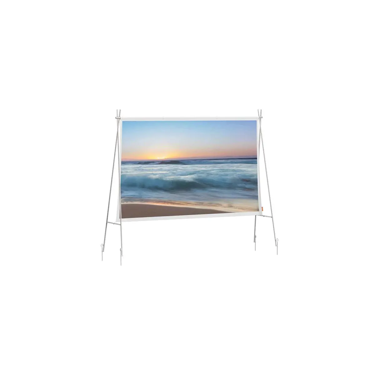 Der Projektor „XGIMI Vibe One Match Night Collection – weiß“ von XGIMI lässt sich nahtlos mit einer tragbaren 70-Zoll-Projektionsleinwand auf einem Ständer kombinieren und zeigt lebendige Strandszenen mit Wellen und Sonnenuntergängen. Dieser Full-HD-Projektor eignet sich perfekt zum Aufbau Ihres eigenen mobilen Unterhaltungssets und sorgt überall dort für atemberaubende Bilder, wo Sie sie brauchen.
